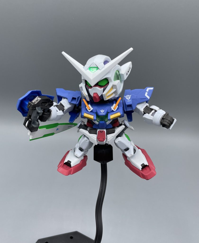 GNソード改 リペアⅡの特徴として最も目を引くのがGNソード改です。かつてのエクシアの大型実体剣を改修したものです。 グリーンの刃が綺麗で好きなんですよね。本当は、刃の中心部がグレーなのですが、今回はホワイトにしています。 その理由は・・・BB戦士での「OOガンダム」は3パターンも発売されているにも関わらず、最終決戦で装備されたGNソードⅢが付いてきません。なんてこったい!!(# ゚Д゚) メタ的な話になりますが、リペアⅡとOOライザーで共用するために、あえて刃をホワイトにしています^^;笑 厳密には形状が異なるのですが、SDでは小さなことは気にしません(笑)