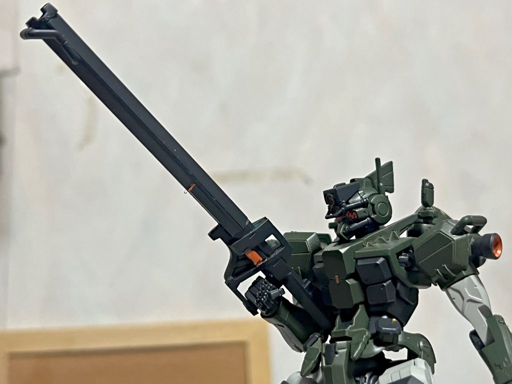 ゲルググ感増したかったんでトサカを付けましたライフルは付属のを延長してスナイパー仕様ぽくしてみました