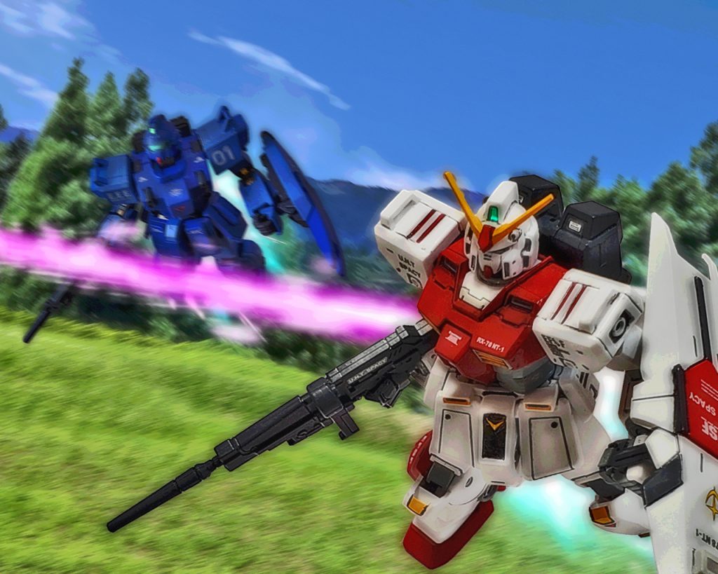 「ジャヴェロ少尉っ、二手に分かれるぞっ!!」二人は通常のMSとはかけ離れた大型機動兵器を前に戦術を決めかねていたが、向こうの先制攻撃に対応する。2機の間をビームが抜けると大地を激しく抉り爆発した。「…なんて威力っ!、ていうかアレはなんなのっ!?」コーティリアは徐々にプロトタイプNT‐1のピーキーさに順応してきたが、まだ完璧ではない。「あの兵器は俺も見たことがない。…だがあの高出力のメガ粒子砲を搭載しているなら、重さから機動力はそう高くないはずだっ」そう推測したユウはバックパックのブースターを使い跳ねる様に大きく回り込む。コーティリアもそれに習い一定の距離のまま動いた。すると無線が入る。「聞こえるか?カジマ中尉、ジャヴェロ少尉?」「何か?カムラ大尉」「その目の前のデカブツの後ろにMSの反応が2機ある。距離はあるが接近している」「伏兵が隠れているのか!?」「それからそのデカブツ。ヤツはミノフスキークラフト搭載機かも知れん」「どういう事だ?」「レーダーに微量だがミノフスキー粒子の影響と考えられる影が出ている。その四つ足はただのローターではないだろう」二人に随伴するホバートラックの中でアルフ・カムラ大尉は片手でインカムを押さえながら望遠カメラの映像を見た。「ミノフスキークラフトだとどうなんです、大尉?」コーティリアが聞く。「理論を語っている暇はないが、図体に似合わず動きは速いとだけ言っておこう」