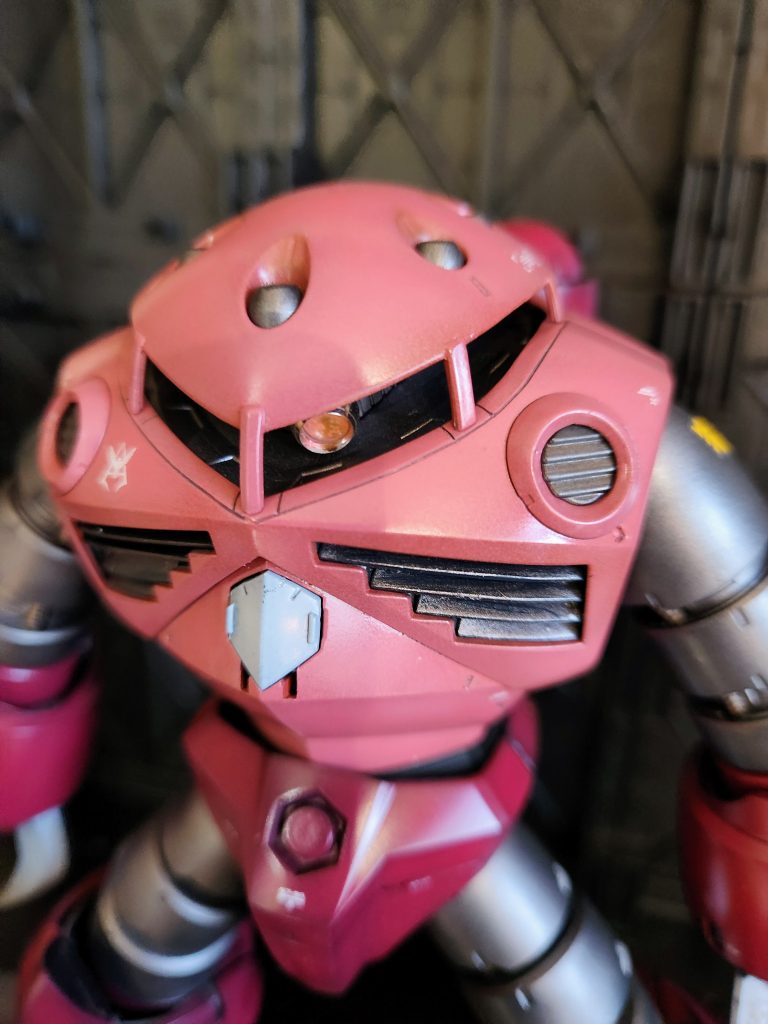 連休中に無事完成して嬉しいし大満足です。しかし私の部屋にシャア専用機の数が増え過ぎてきました。次は赤くない機体にしたいです。