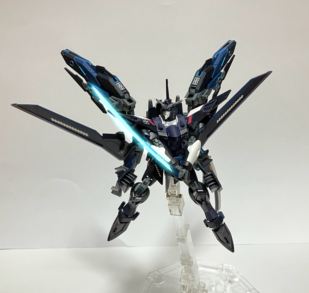 ◯デーモン・ストレート 京のイモータルジャスティス用に用意された対艦刀。 バックパックの主翼に二振り懸架されており、更にマウントラックに設けられた充電機構によってデーモン・ストレート側のバッテリーをチャージし、5分間のみだが刀身にビームを纏わせ、攻撃力を向上させる事が可能。 因みに、この対艦刀の開発には民間組合の関係者が関わっているとのことだが、詳細は不明。