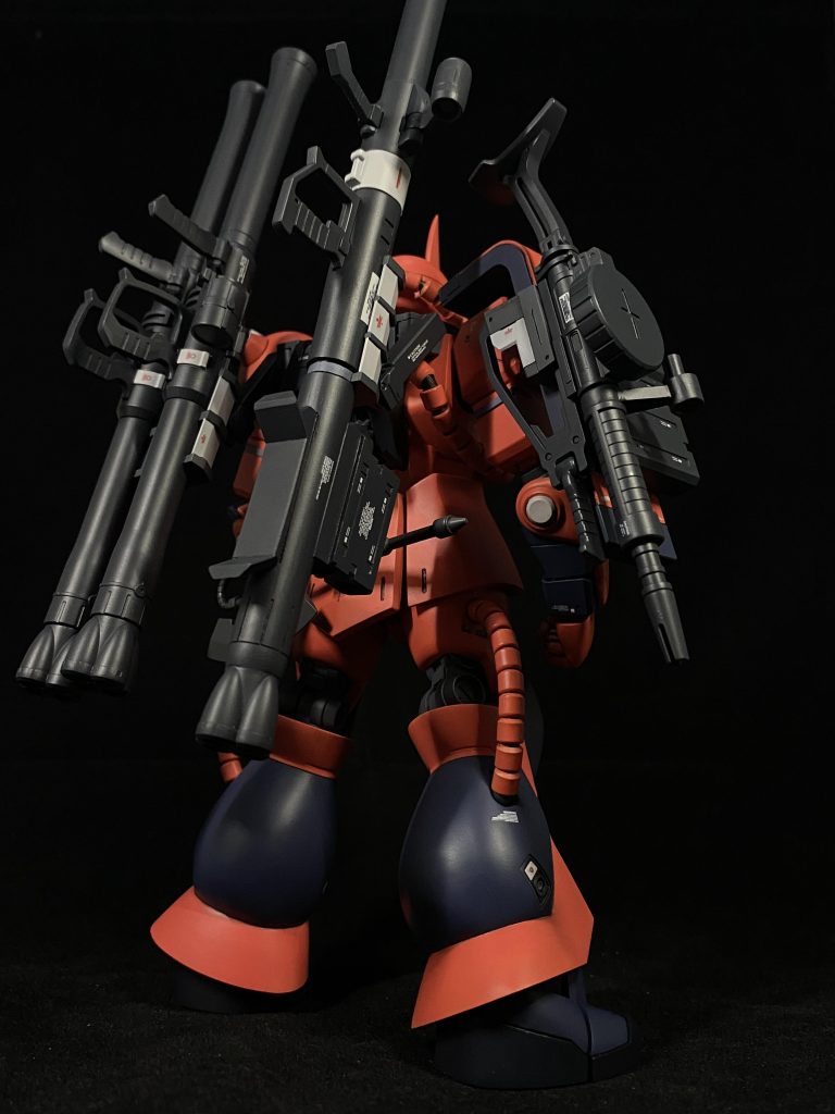 やはりフル装備状態を後ろから見るとごちゃごちゃ感があっていいですねぇ。前述したザクマシンガンは磁石での取り付けをする為にそれ用のラッチをスクラッチしています。