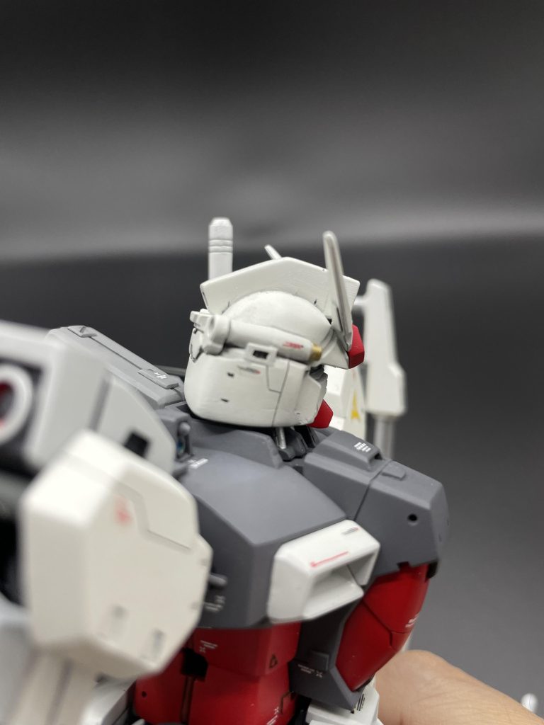 頭部はサイドから後ろ側にかけてやや角張った形状にて前後を長くしていますエポパテで成形してますが、古い物を使ったせいか完全硬化せず削り出しに苦労しました古いのを使っちゃダメですね笑