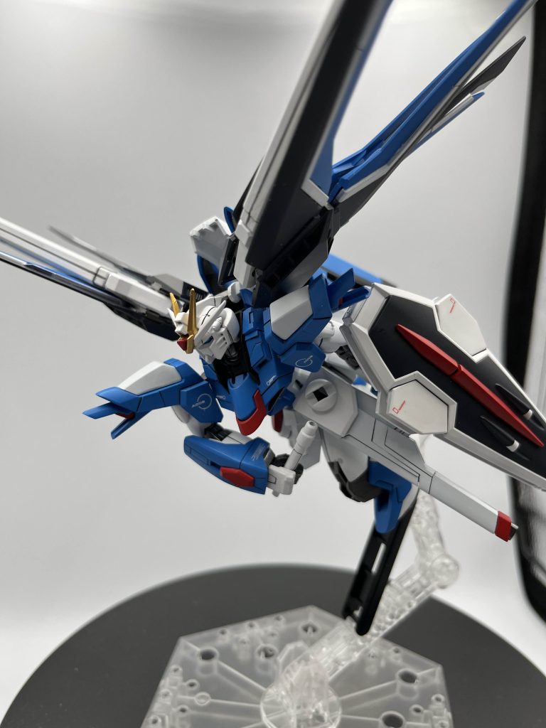 あとやっぱジークアクスのキットと違ってビームサーベルの保持力がちゃんとあるのはいいねこの方がポージングに幅も広くなるんでより躍動感がでてとても良き!