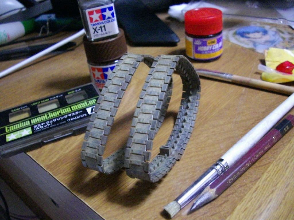履帯、レッドブラウンかハルレッドで塗って、グレー系塗ってクリアスプレーの後、鉛筆6Bとか濃いので擦ると金属が出してます。仕上げにウェザリングマスターAでポンポンです。