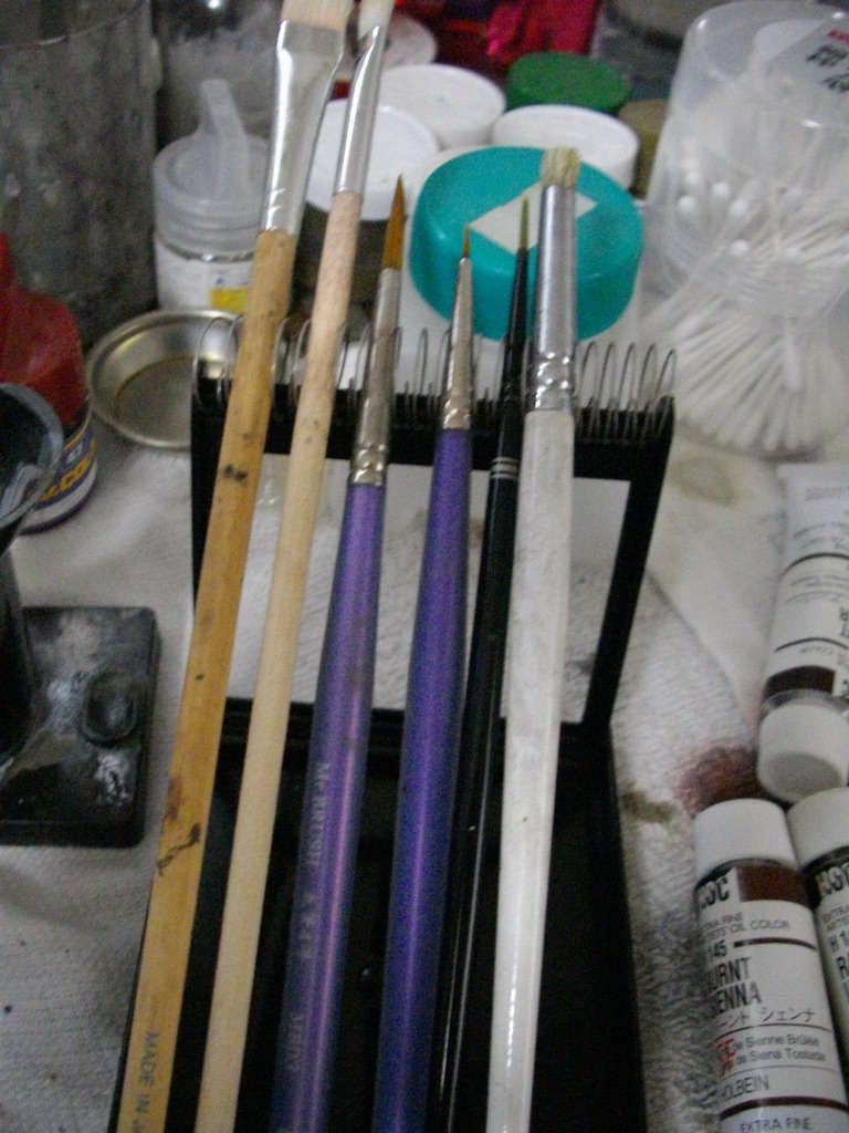 使った筆、左2本タミヤの平筆、紫がクレオスさん、後は、名前不明、全部特売だった物