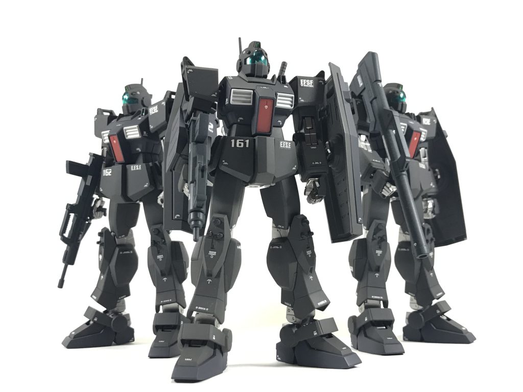 肩と脚を陸戦型ガンダムから流用しております。コロニー治安維持部隊=重力下での運用と連想。脚部を陸戦仕様とし、肩部もフック等での牽引を考慮したものに換装しております。