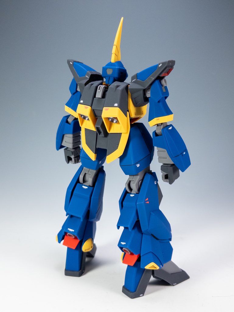 リアビューです。バックパックはシンプルですね。バーニアは、ガンダムマーカーのヘビーガンメタリックです。