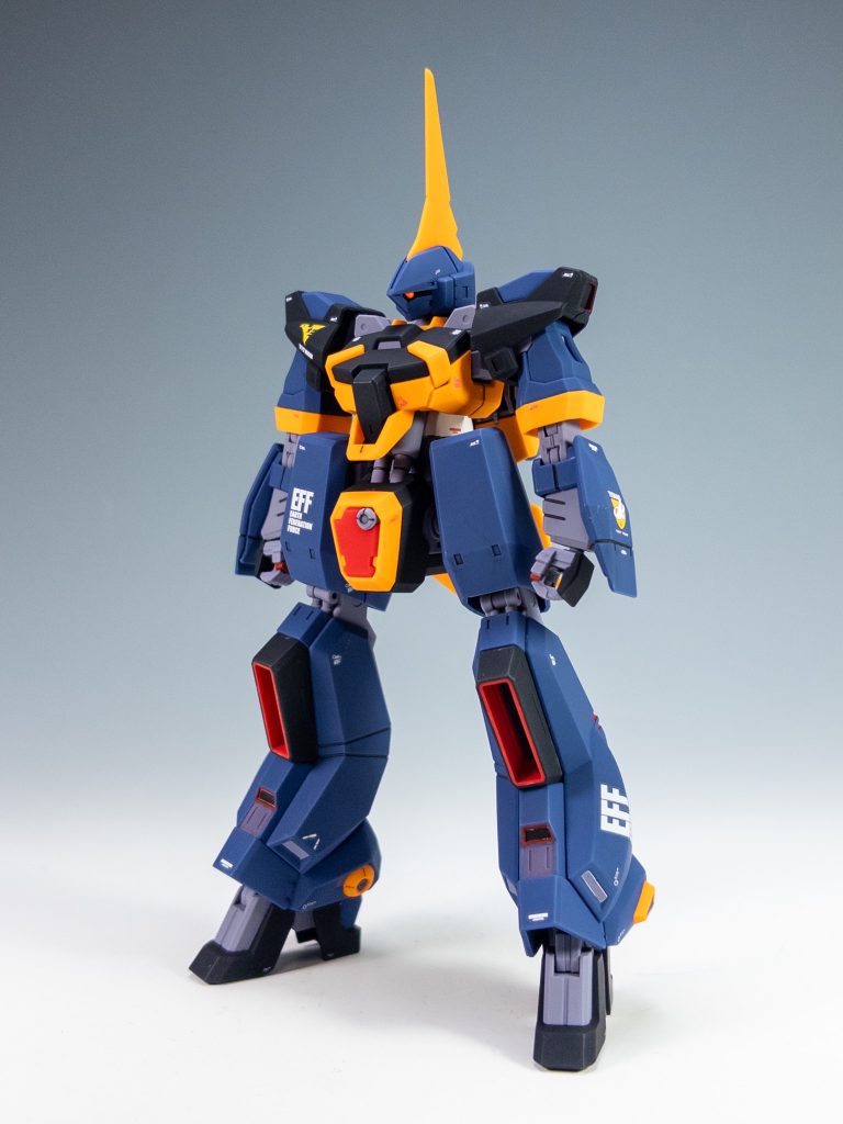 フロントビューです。Z版は成形色がインディブルーでしたが、こちらは完全にティターンズブルーになっています。関節グレーも紫がかったグレー、イエローもオレンジイエローになってますね。腹部にドラムフレームが内蔵されています(笑)こちらはエアブラシで塗装しています。