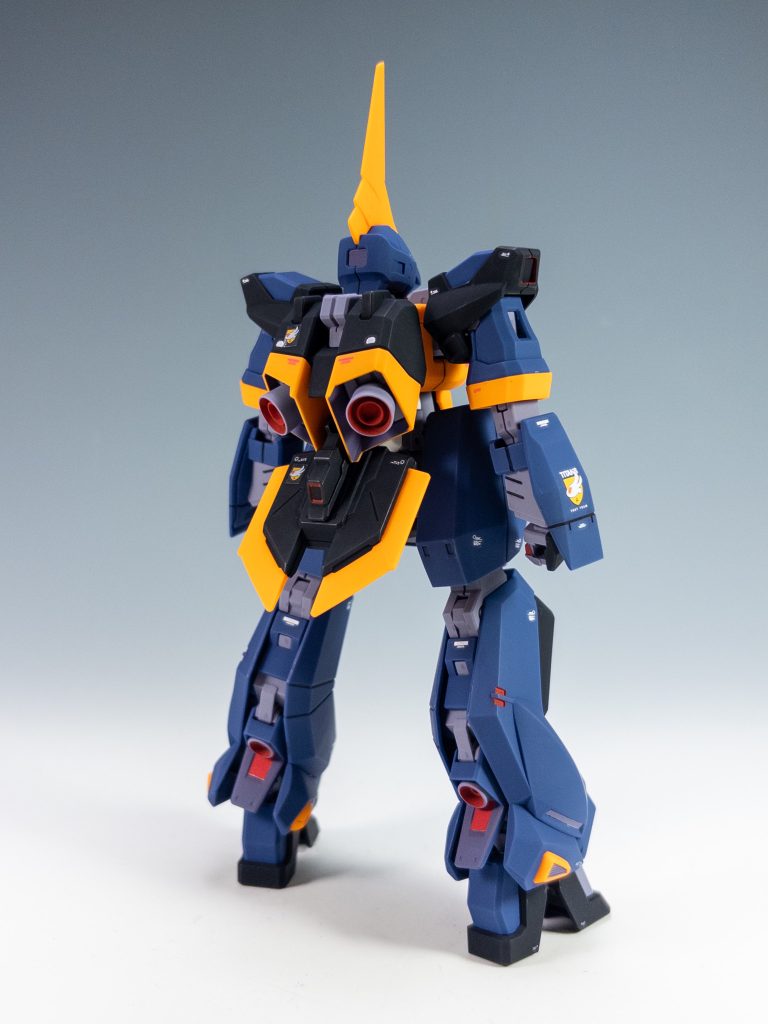 リアビューです。バックパックが大きめのアレンジになっていますね。リアアーマーもドラムフレームに接続されていて、趣向が変わっています。