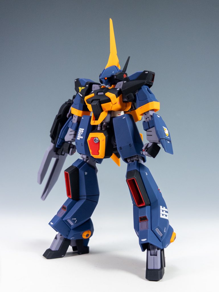 ライフルとバルカン・ポッドを装備した状態です。設定画を意識して撮ってみました。素立ちですが、画になります!