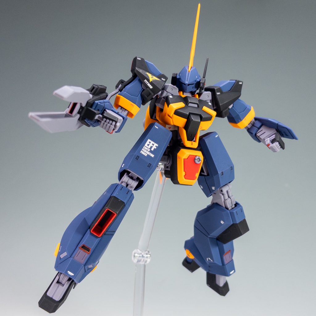 ライフルを構えて。最近のキットなので、可動は申し分ないです!特に肩はよく動きますね。