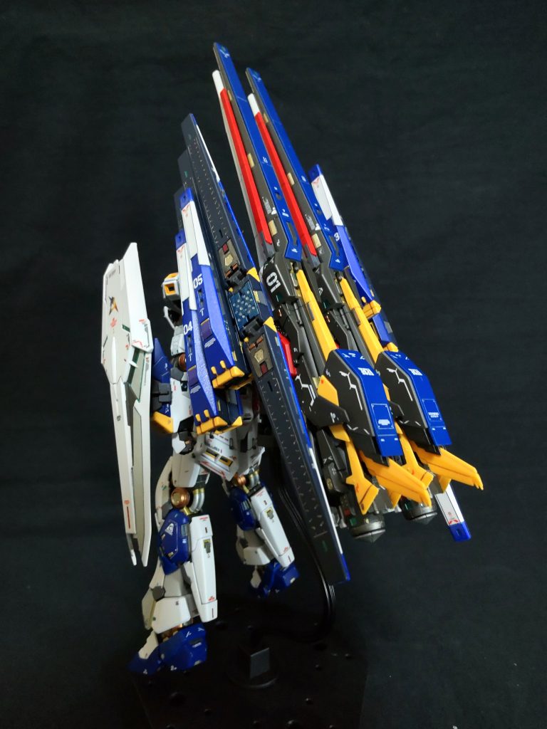 背面、ファンネル特盛です、ファンネルで本体が見えなくなります😄。掛かった💰️も特盛です小夜啼鳥程ではありませんでしたが😁。ロングレンジ・フィン・ファンネルは、本体を作ってる時にポチってました。