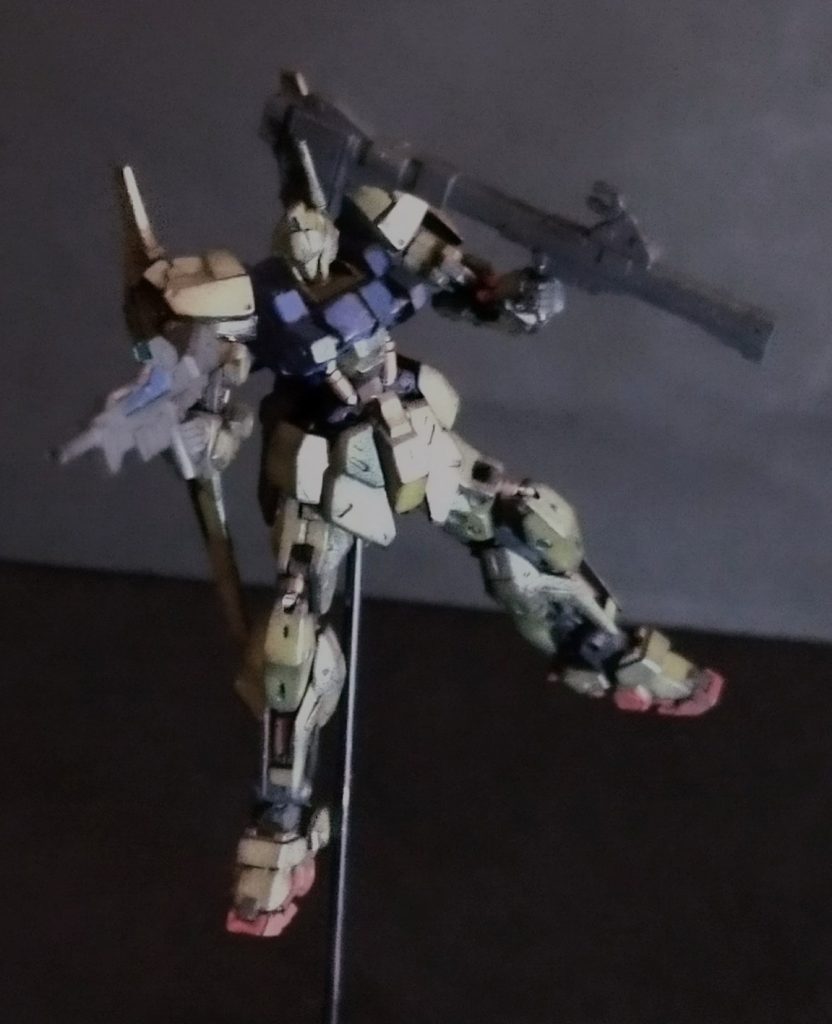 今回は前回の赤い百式との比較の為に同じ感じのポーズ、レイアウトになります🙏