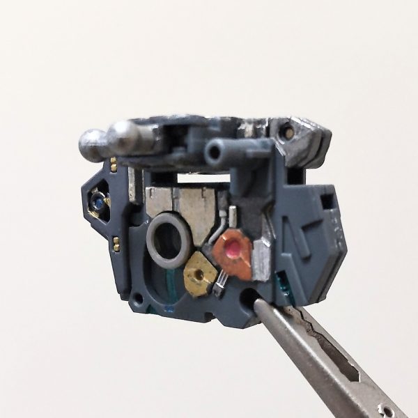 デジャブ⁉️RG νガンダムおかわり始めました。手抜きと良いながら塗り始めるとなんとなく塗っちゃいますね😃。可動軸の色分けを変えて作成していこうかと思います。前回は、カッパーとチタンゴールドでした。（3枚目）