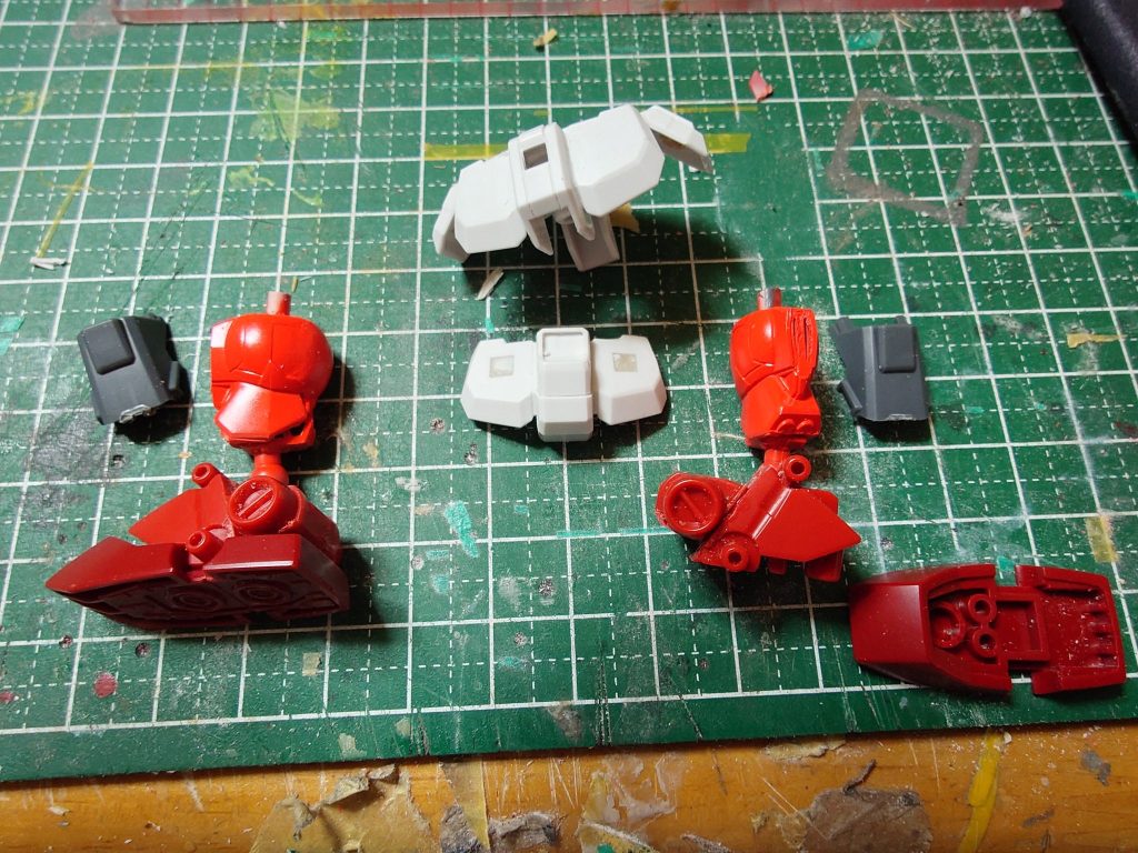 足と腰です、ちょっと大変だった部分ですね腰はガンダムの腰の不要な部分を削り落として空いた穴を埋めただけです足のスリッパ部分はアメイジングレッドウォーリアを使ってますそのままではEXSDと等身が変わってしまうので接続部分を鋸で切り離し下にずらしてます足は接続軸をアメイジングレッドウォーリアのものを移植してます膝カバーは何かのジャンクパーツだったような…？写真を撮り忘れましたがバズーカはBB戦士200番のガンダムのバズーカですこれを３０MMとかの接続パーツでくっつけてます