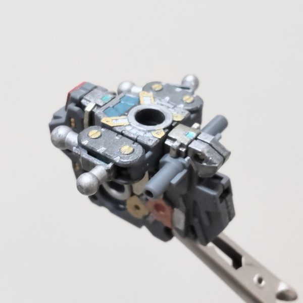 デジャブ⁉️RG νガンダムおかわり始めました。手抜きと良いながら塗り始めるとなんとなく塗っちゃいますね😃。可動軸の色分けを変えて作成していこうかと思います。前回は、カッパーとチタンゴールドでした。（4枚目）