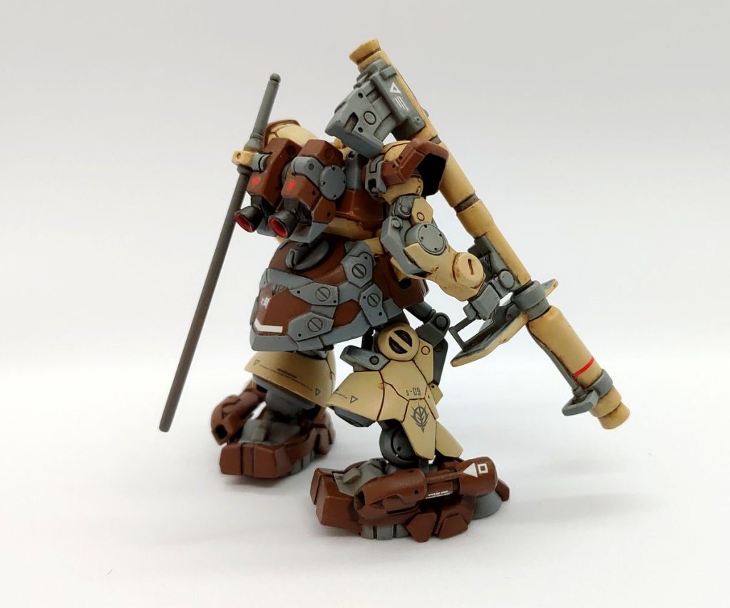 キットの繊細なモールドを生かすため、スジボリを掘り直した上に全てエアブラシで塗装しました。マスキングが本当に大変でした……バーニアやバズーカなどは全て開口しています。