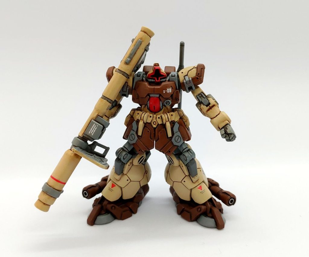 脚部のフィルターダクトにパイプを仕込んで少しだけディテールアップしてみました。デカールはオーバースケールですが1/144から流用しています。モノアイは今回あえて付けませんでした。