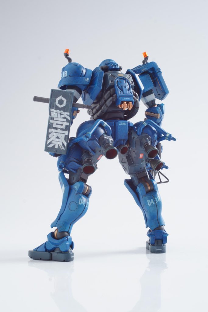 背面の情報量の多さがすき。背中のパイプラインみたいな部位はカッパーにしてみましたが背中に接続する特務仕様のブースター使用時は動力パイプがつながるのかな??