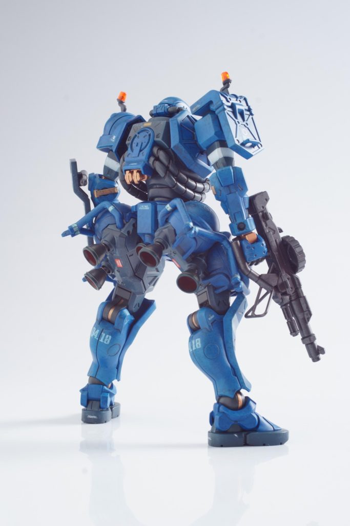 基本的にジークアクスの世界観では、ティターンズ的な立場なんだろうなぁとおもいつつ、ティターンズカラー(青)は使用しないで作りましたが紺色はガンダムMk2の紺色を使用しています。