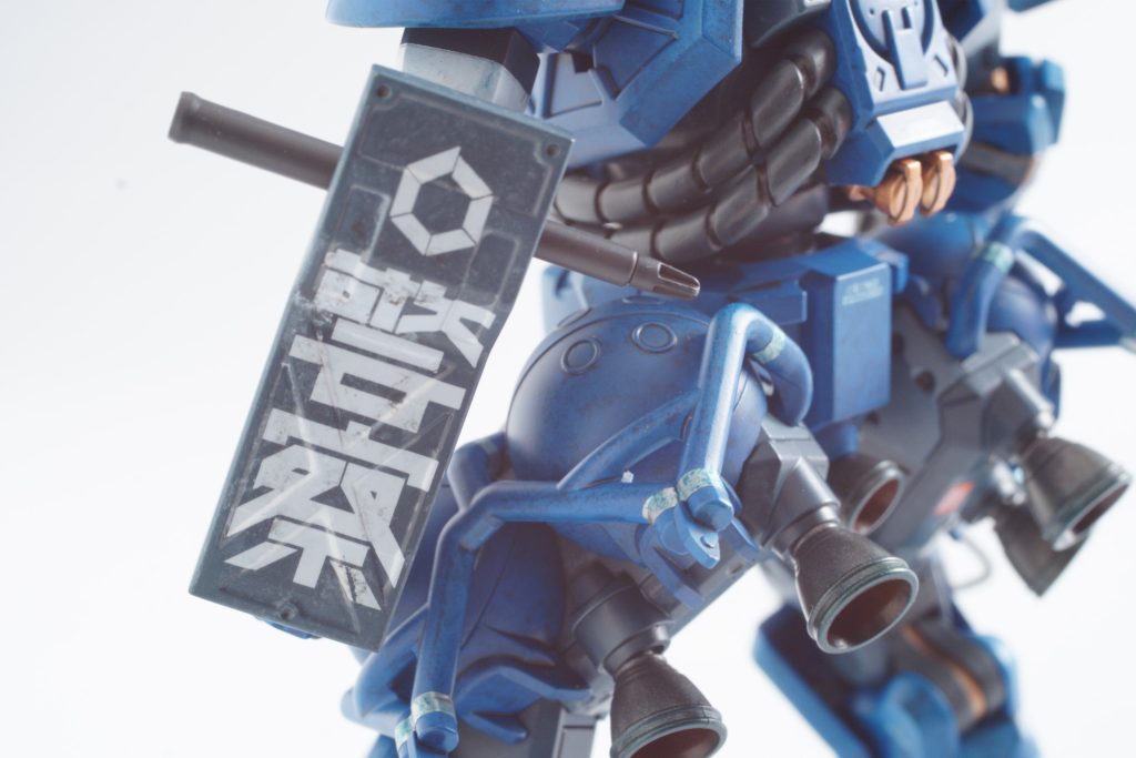 警察のデカールは、研ぎ出ししてるときに貫通しましたが(笑)、まぁ盾がノーダメージなのもどうかとおもうのでそのまま生かしました。