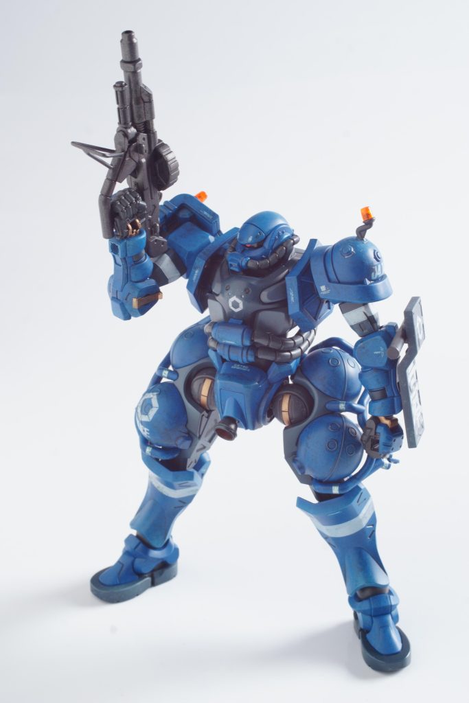 モデグラ風の写真から。マシンガンのディティールは1mm真鍮線で作成しなおしています。また、付属のシールを水転写デカールに作り直して貼り付けています。