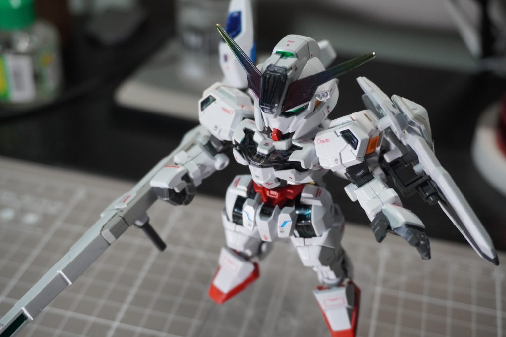 やや斜め上から。SDなんだけどそこまでカワイサに振っていないバランスですがわかりますでしょうか。ちなみにアンテナ裏にはシール（パーメットスコアによって２種から選択：今回はエイト越え）を貼っていますが、粘着面に印刷がされているHGと同じ感じのシールになっています。他には肩部、太もも、ツインアイなんかも付属シールを貼っています。