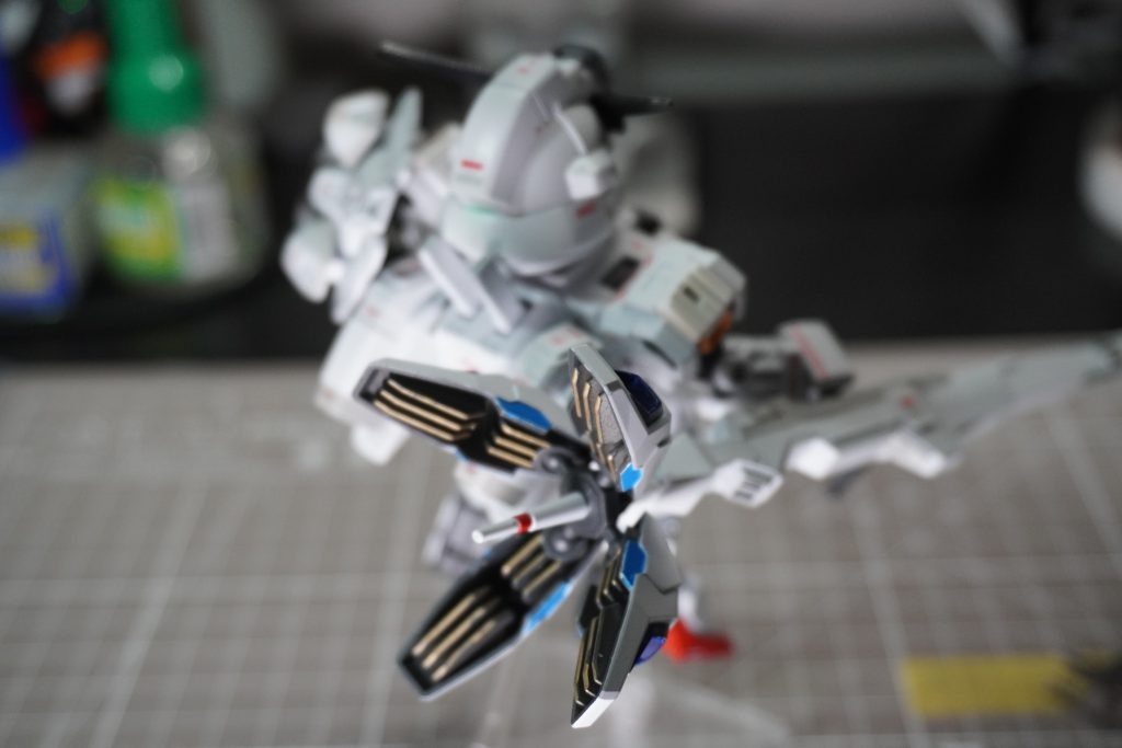 ヴァリアブルロッドは陰になるところはメカサフヘヴィを塗って、放熱板みたいなものの先端だけマーカーで金色に塗りました。パテ埋めなどはせず簡単塗装のみですが、意外と気になりませんでした。