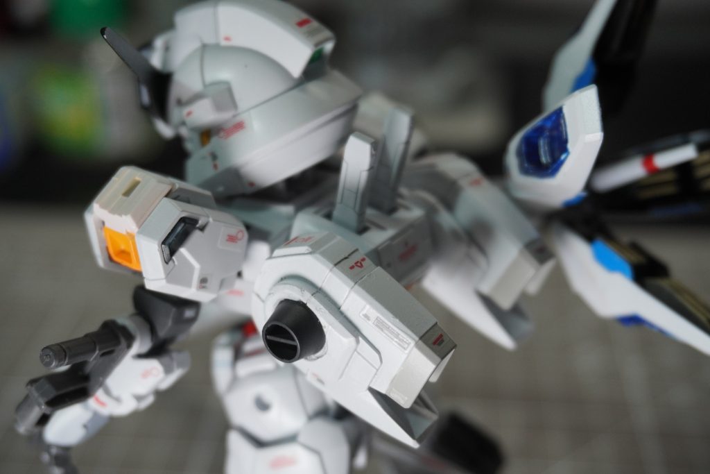 バックパックはちょっと平坦な気がしたのでディティールアップパーツをつけてみました（真ん中の丸いやつ）。が、接合部がジャギジャギに…。こういう工作うまくなりたいので練習あるのみですね。