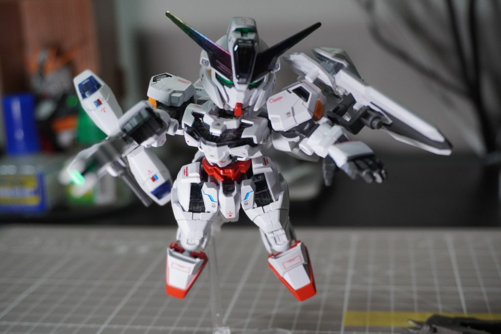 今回のキット、個人的に気になったのは首の付け根がゆるゆるで、首の座ってない赤ちゃんみたいなところくらいです。ここはもう少し渋みを持たせても良かったかなーと思います。SDキットって、僕の中ではなんか気軽にいろいろ試す心理的ハードルが低いキットで、作っていて楽しかったですし、いろいろ勉強しました。（今回初めてポリパテも使ってみました）それでも仕上がりはゲームのSDガンダムみたいに、カワイくも真面目な感じがあるのでこのシリーズ、やっぱり好きです。キャリバーンとマイフリは比較的入手しやすいはずですのでお勧めです！