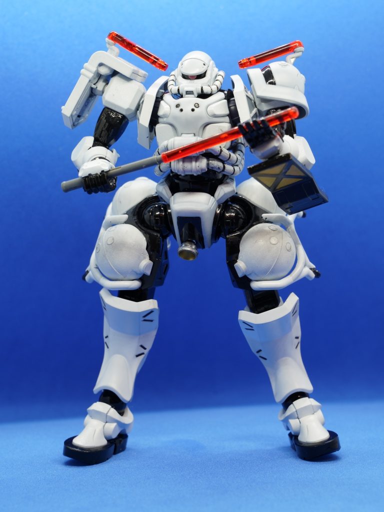 肩のパトランプが小さくて寂しいので、ランナーでパトカーのような雰囲気にしてみました。また、誘導棒的なものも余ったランナーで作ってみました。警察装備とするなら、武器よりもあってるかなと。