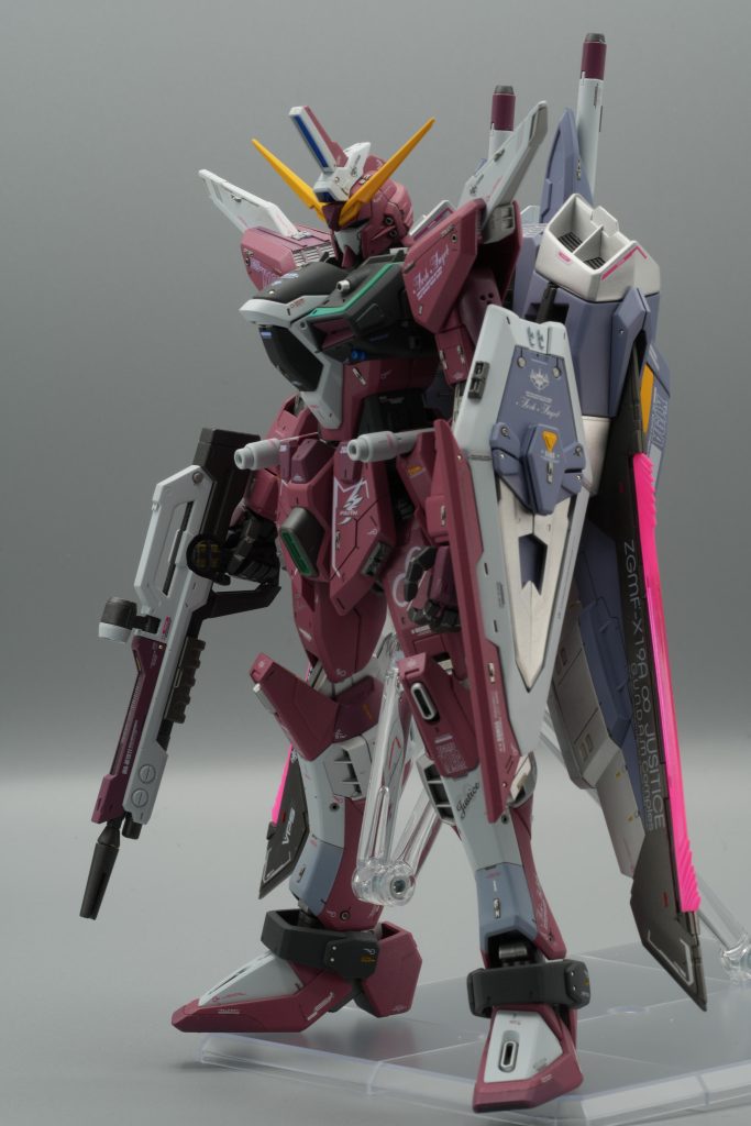 ローズピンクで基本塗装しています。差し色で小豆色を入れています。アクセントとしてアスパラ模型さんのディテールアップパーツを使いました。