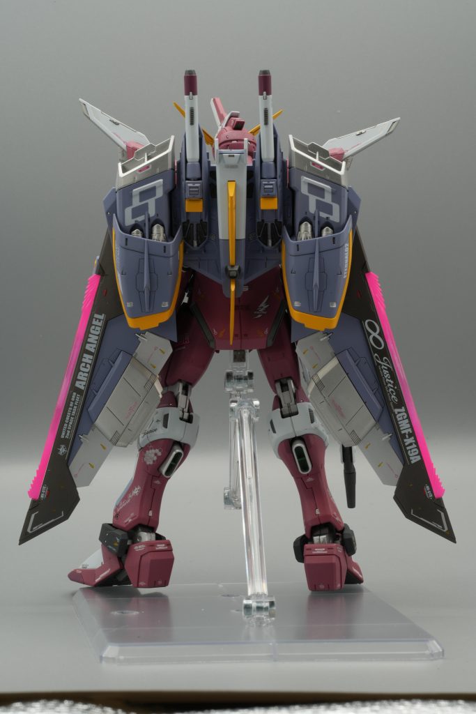 ファトゥム01が特徴なんですが、とにかくデカいです。何とか自立は可能です。本来のカラーは小豆色ですが、紫色にしてみました。