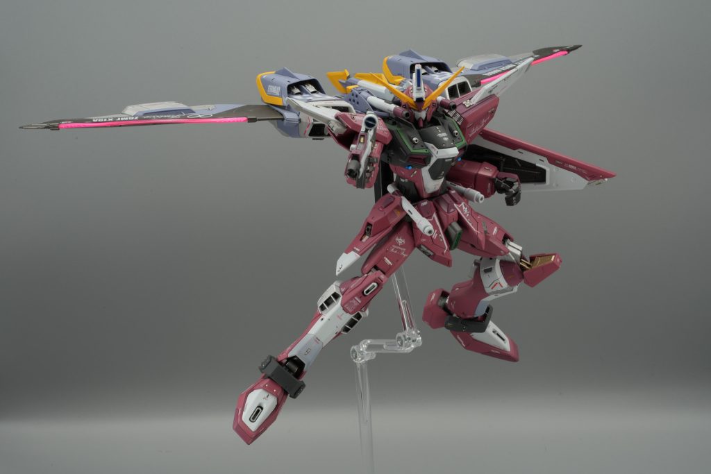 射撃シーン。インフィニットジャスティスは射撃よりサーベル攻撃の方が似合っている?