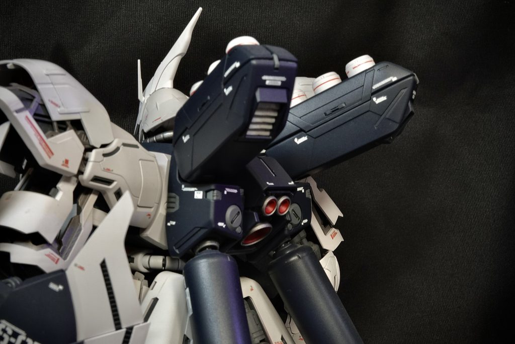 こいつ見るたびに、何で普通に赤で塗らなかったんだろうとちょっぴり後悔するんですよね。赤いサザビーが恋しい…うーん自己責任。