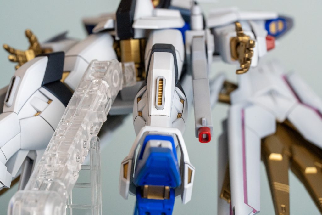 素組では細部の塗り分けがイマイチだったのでゴールドで塗り分け頑張りました(gundam-kao4)