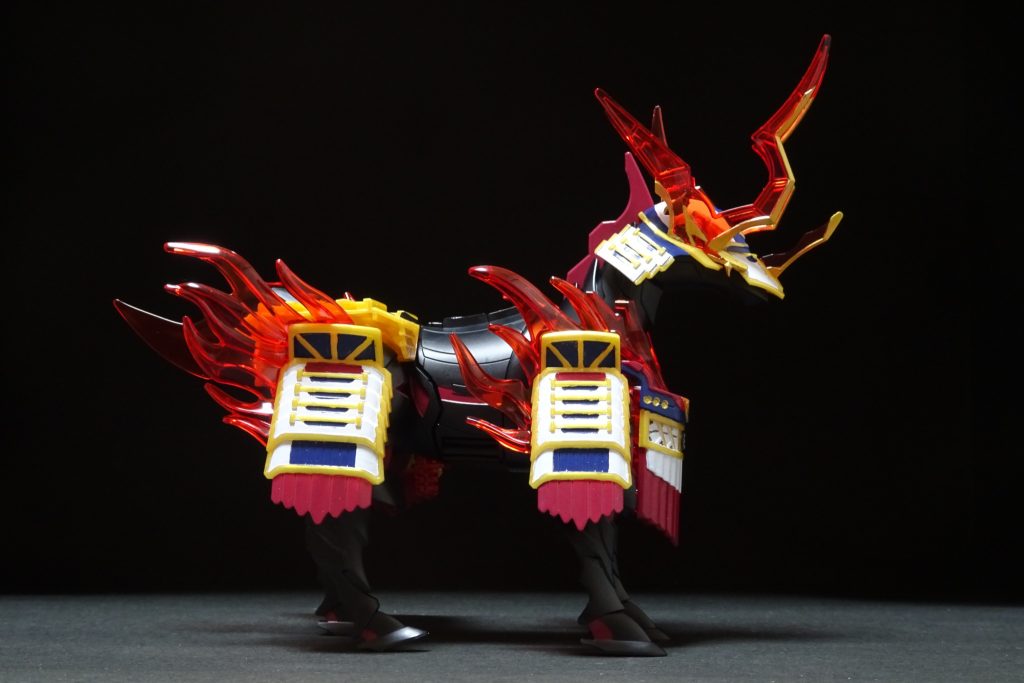 信長専用軍馬は、天下無双大将軍に合わせ、赤色部分をシャア専用レッド(あずき色)にして渋めの印象に。