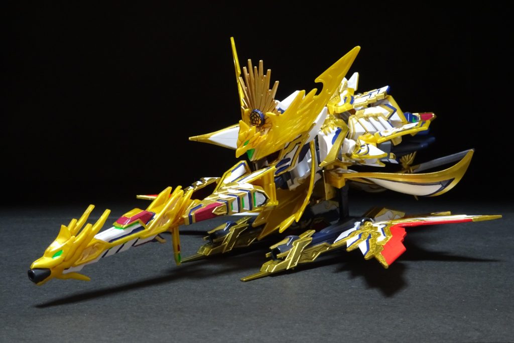 超絶鳳凰(ウルトラフェニックス)への変形が可能とは言え、肩アーマーや兜を外して組み替えたりと結構大変です。筆塗り塗装だと、特に肩アーマー部が擦れて色々と心配。