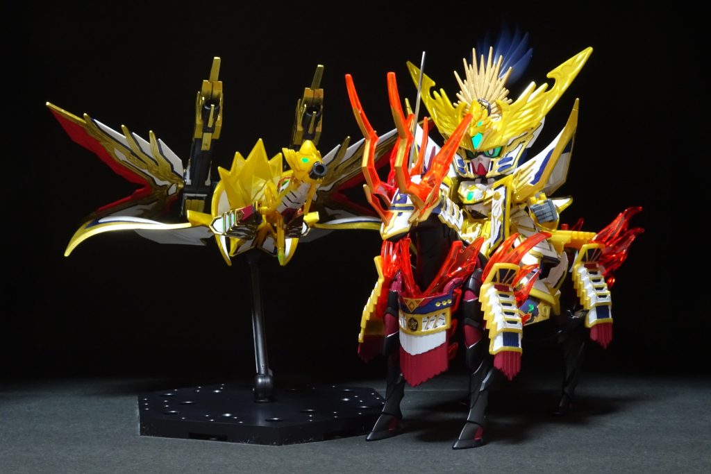 天下無双大将軍もバックパックとリアスカートパーツを外せば、シリーズ共通で問題なく乗せられます。バックパックがサポートメカ、絶令鳳凰(ゼロフェニックス)に変形するので、この状態で一緒に飾るのにちょどいい感じです。