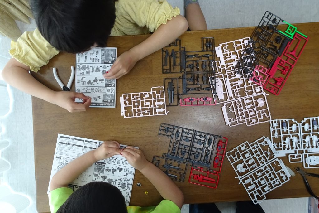 今回は、7歳娘と4歳息子でEGストライクを同時に作成。さすがに息子の方は手伝ってあげた。