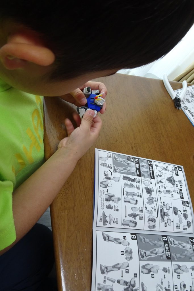 LaQで指先を鍛えているせいか、パーツのハメ込みは完璧な4歳児。まだ説明書は読めません。