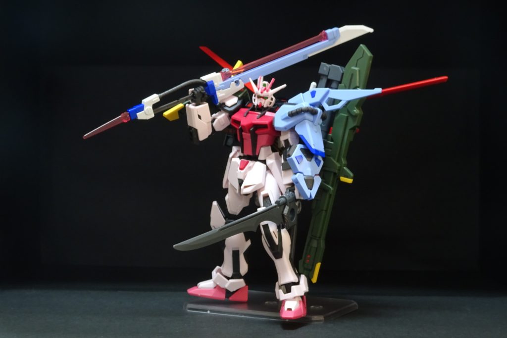 オプションパーツセット ガンプラ 01 (エールストライカー)は娘が作成したが、02 (ランチャーストライカー&ソードストライカー)はリード線などもあるので、作ってあげた。ソードとグランドスラムで二刀流。なんか悪者っぽい雰囲気。