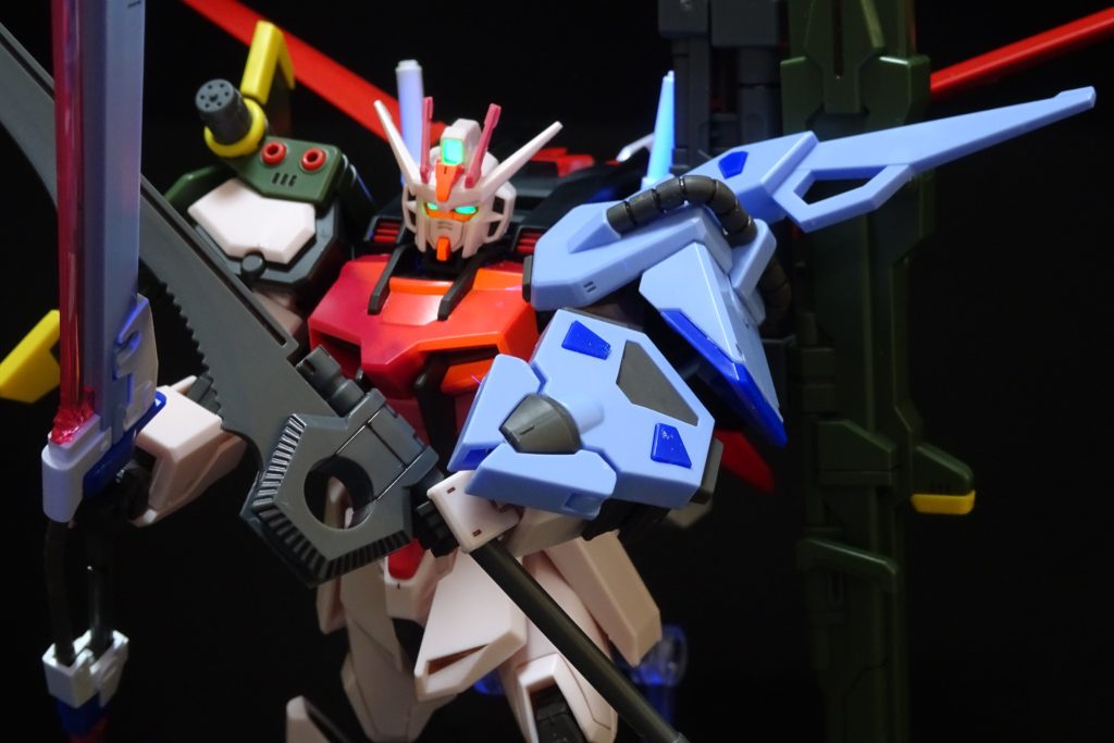 事前に部分塗装とスミ入れをしておいたので、エントリーニッパー片手にサクサク作れた。カメラアイは蛍光グリーンで塗装し、発光させてみた。