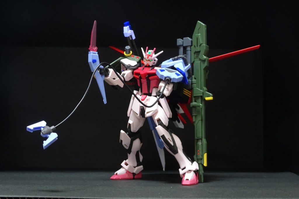 パンツァーアイゼンを放つストライクルージュ。対艦刀シュベルトゲベールに比べると、マイダスメッサーはちょっと地味だな。
