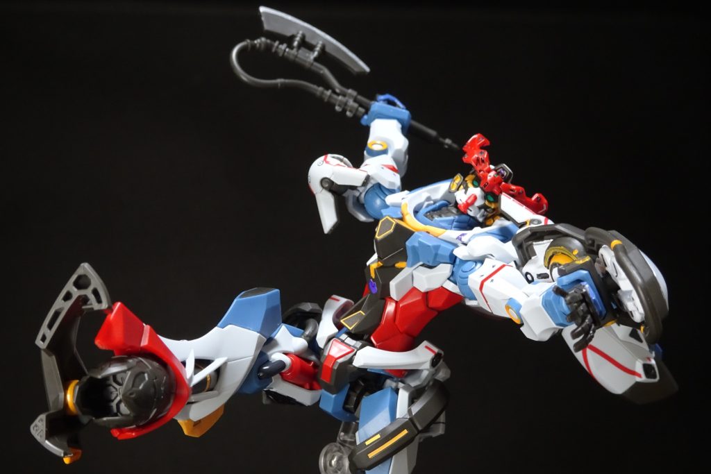 ジークアクスと言えば、ヒート・ホーク。そして振りかぶる荒々しい動きのイメージ。よく動くガンプラですね。