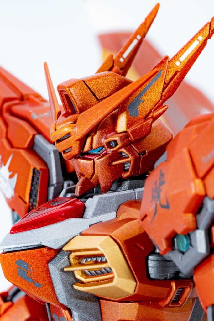 下地に赤系の暖色を使用しその上にパール、キャンディオレンジで暁色を表現しました！