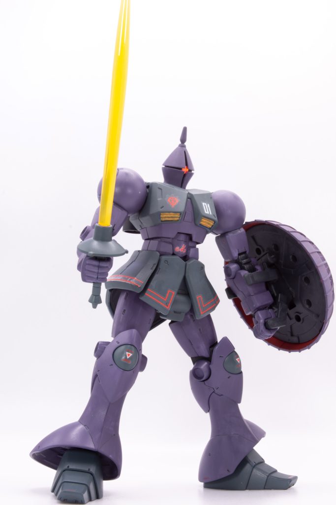 シールドの塗り分けは結構気に入ってはいますが、背面に塗り忘れがあり、赤い整形色が見えてしまって手抜き感万歳ですが、ご容赦くださいませ。