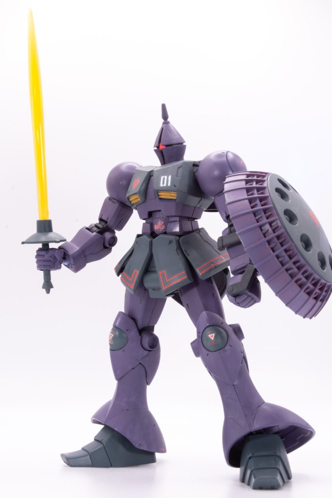 細かい工作は特にせずに頭部等の少量の合わせ目消し程度だけ行いました。デカールはガンダムデカールのギャン用を使ってみましたが、リバイブ版ではスカート部のラインの長さが全く合わず、切り貼りして帳尻合わせました。