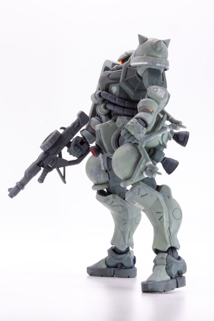 工作は、パトライトの切り飛ばし、太もものモールド消し、トゲを接着、ハイザックのシールド取り付け、Hアイズへ変更程度です。スジ堀りやスタイル変更などはしてません。